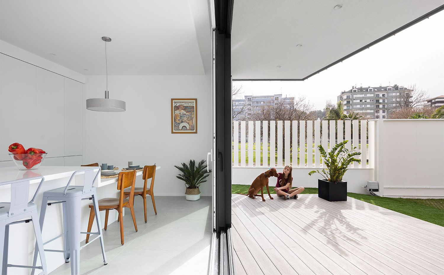 Vista de cocina con cerramiento corredero hacia terraza