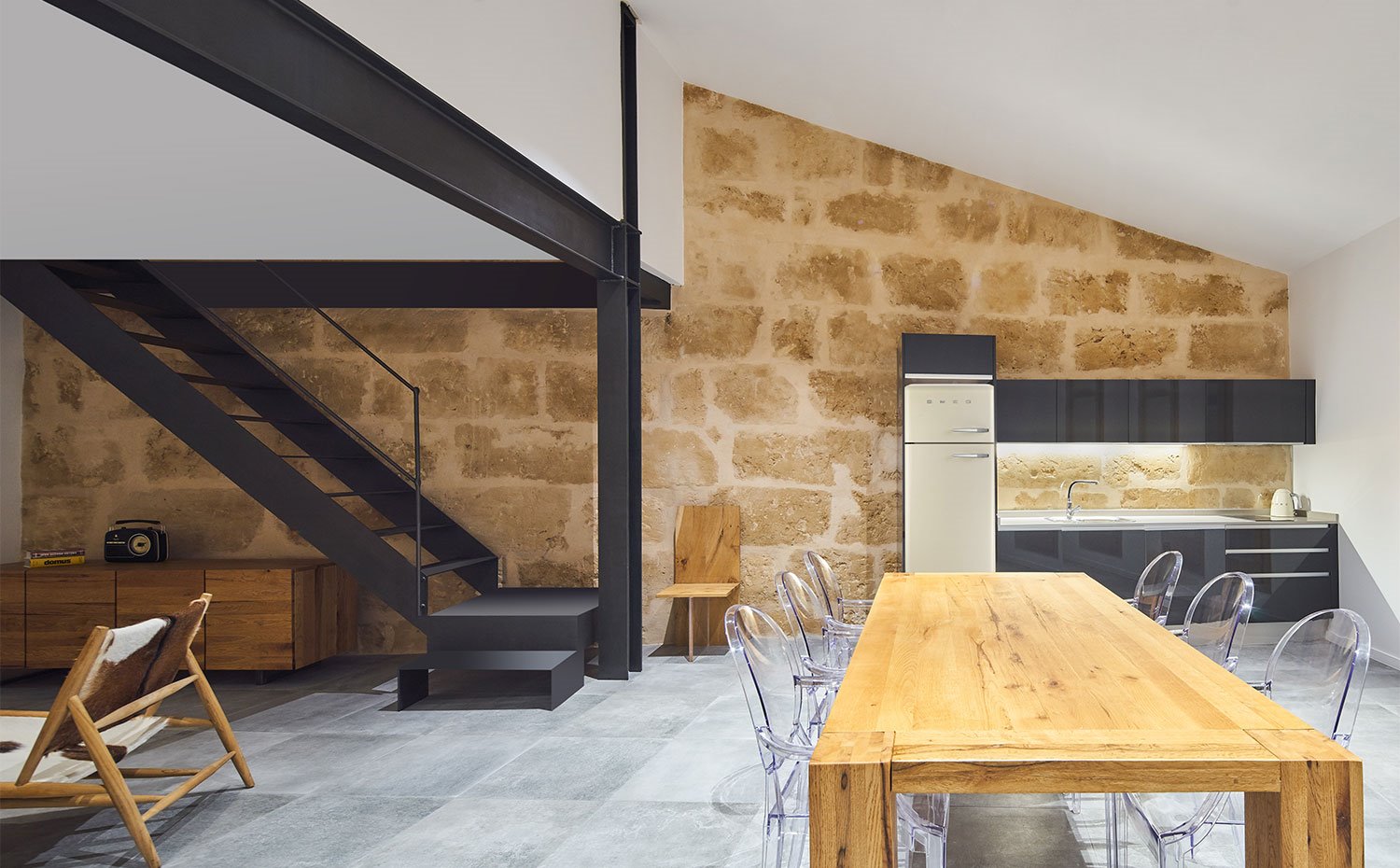 Zona abierta con mesa de comedor, cocina y salón 