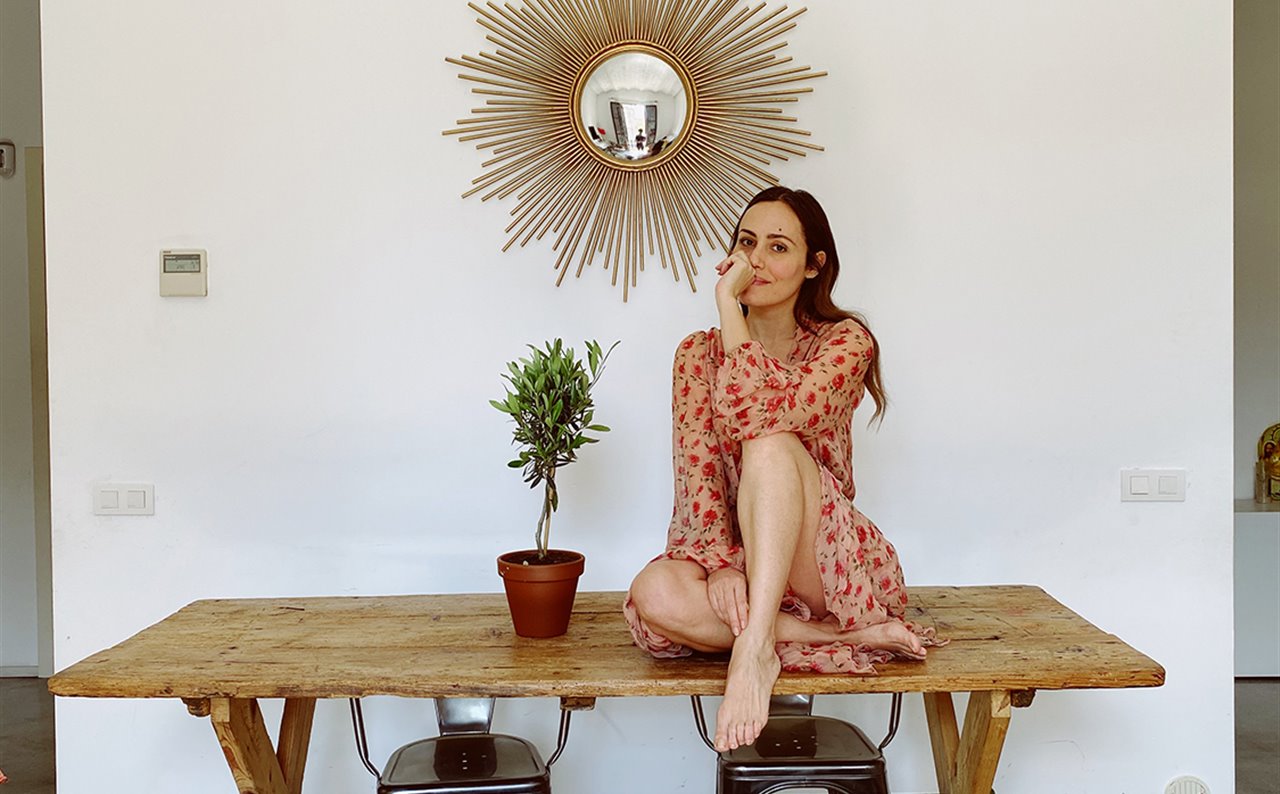 El salón de Irene y su familia tiene muy pocos muebles (pero bien seleccionados).