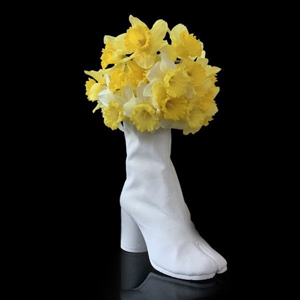 Floreros con forma de bolso de Vuitton o zapatos-pezuña de Margiela…