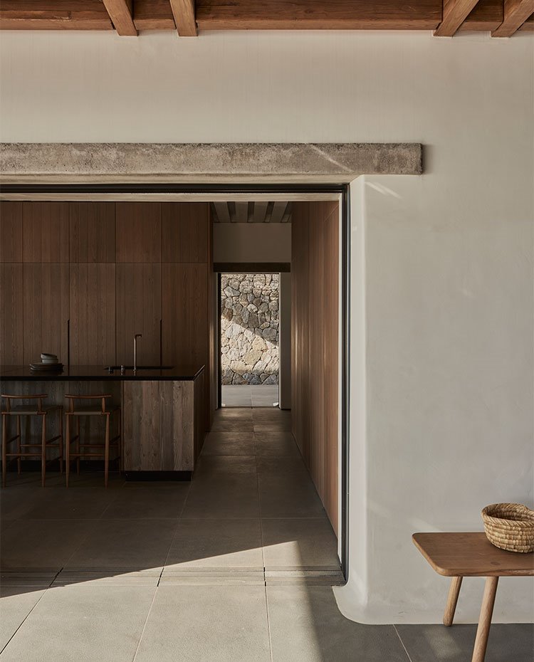 Apertura corredera hacia interior de cocina con isla central