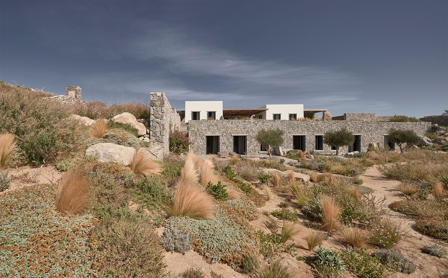 Entorno natural silvestre de la vivienda con terreza de planta baja en piedra natural
