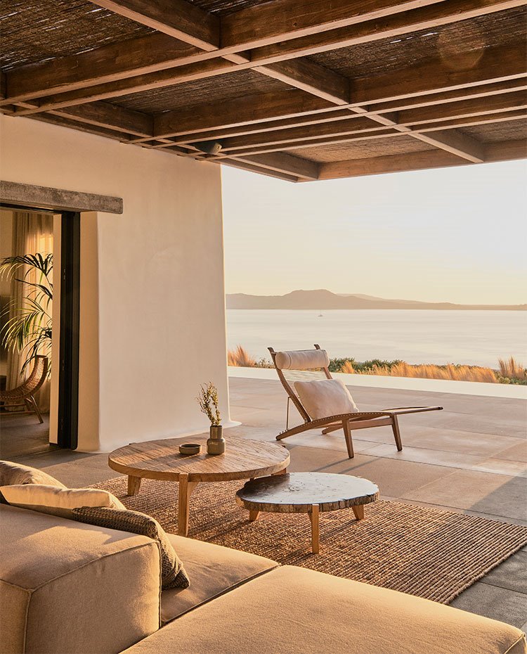 Salón exterior al atardecer
