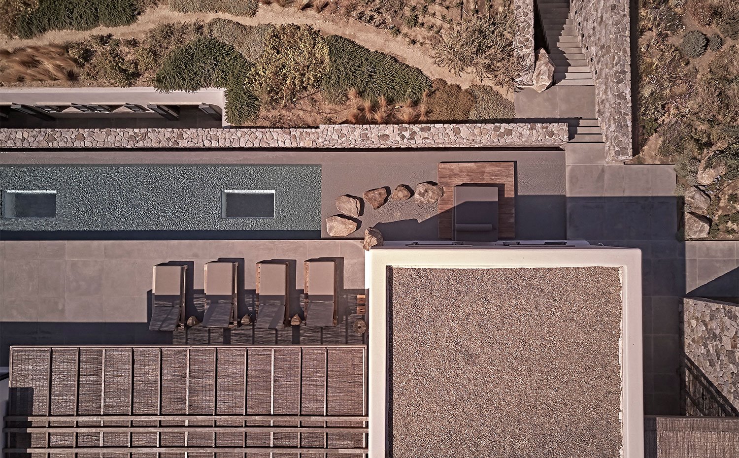 Vista cenital de la vivienda con la piscina y la cubierta de la casa