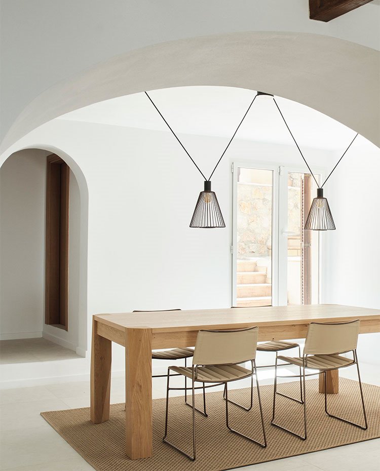 Área de comedor con detalle de arcada y viga de madera y con apertura al exterior