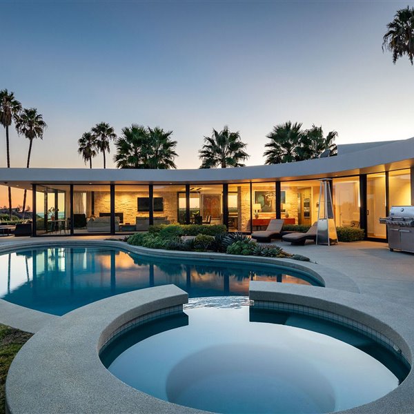 Elon Musk vende dos de sus mansiones, en las colinas de Bel Air, para irse a vivir a Marte