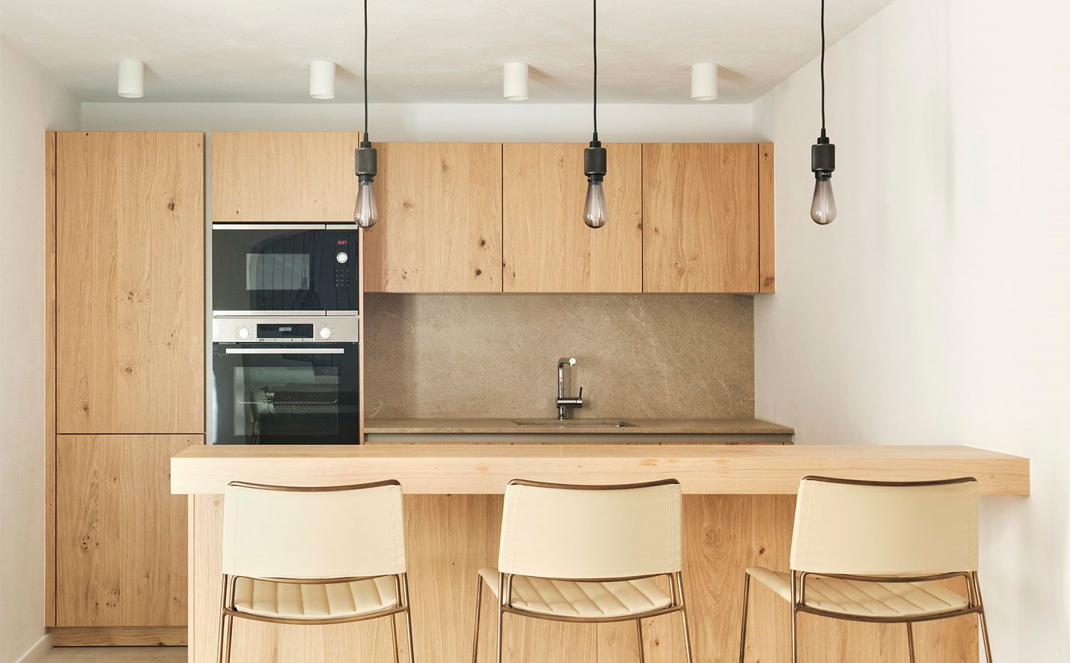 Cocina con frentes de madera y península a modo de office