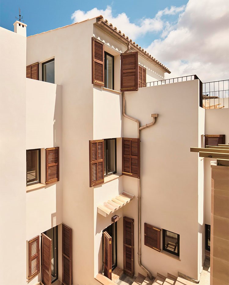 Lateral de la estructura exterior con perfilería y contraventanas de madera