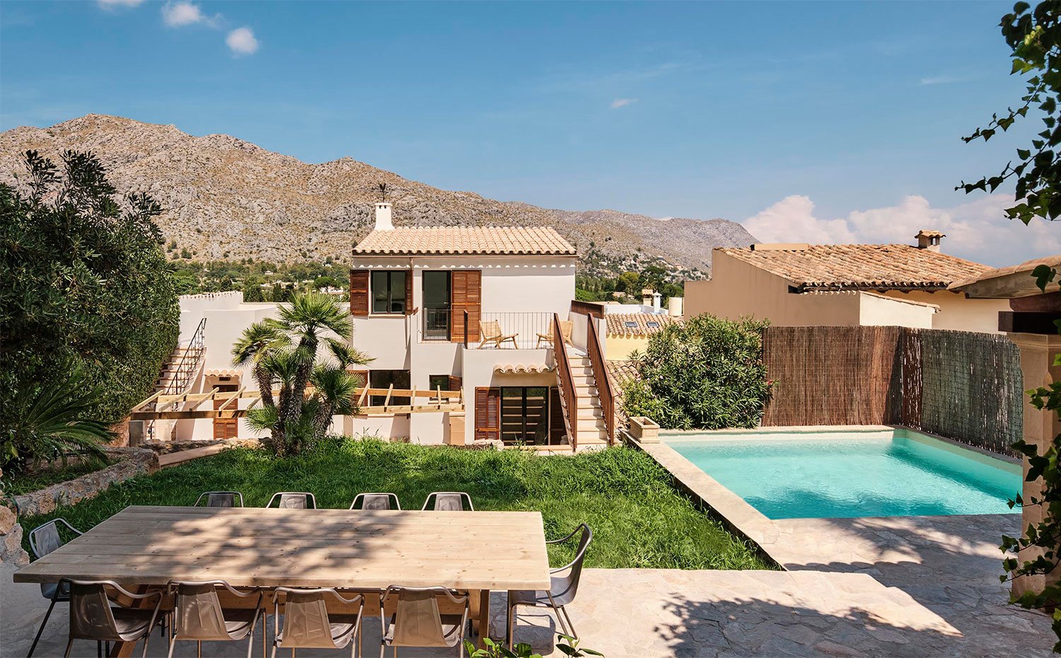 Terraza con comedor exterior y piscina