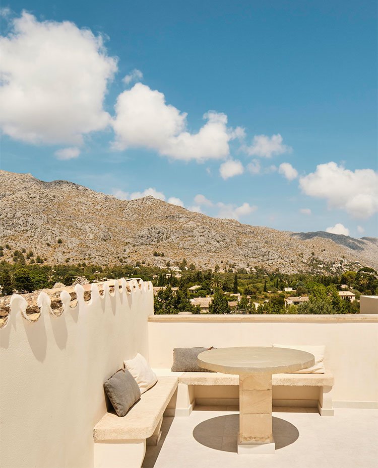 Terraza en azotea con banco corrido y mesa de obra 