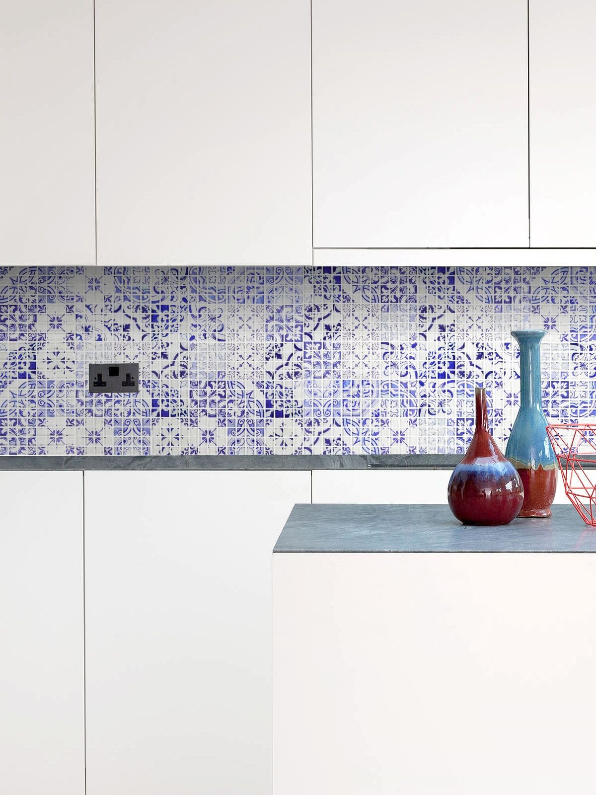 cocina con muebles blancos y azulejos