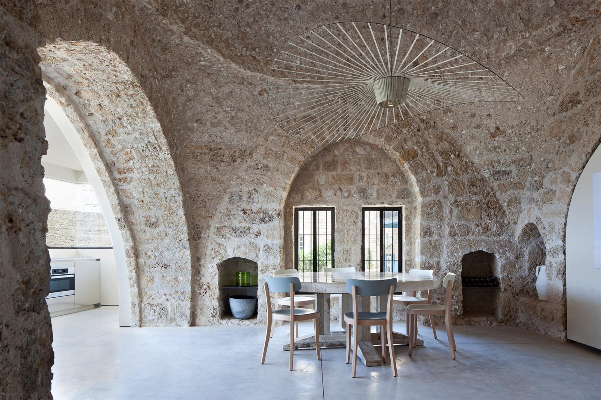 Comedor con paredes de ladrillo y arcos