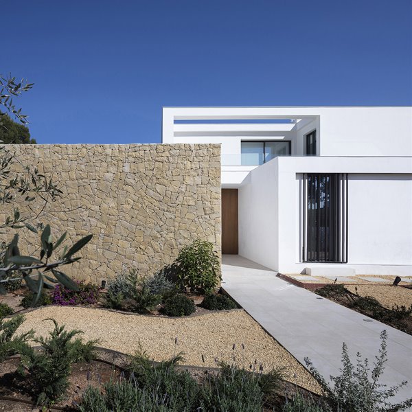 Esta casa en Valencia se integra en el contexto local y el paisaje