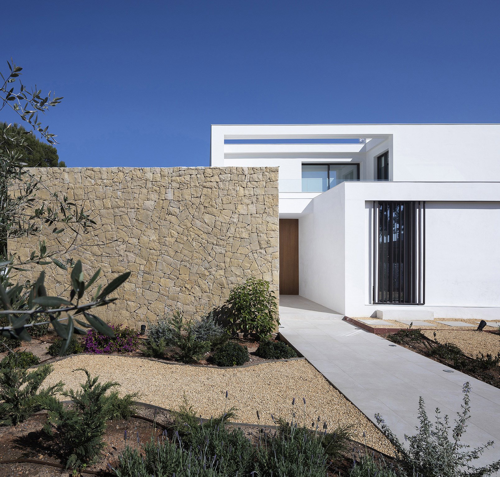 Una moderna casa unifamiliar en Valencia integrada con el paisaje