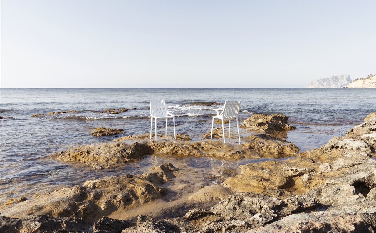 En la imagen, otra pieza de la "familia" Ibiza, en este caso la silla. Toda la línea cuenta con un perfil dinámico y atemporal.  