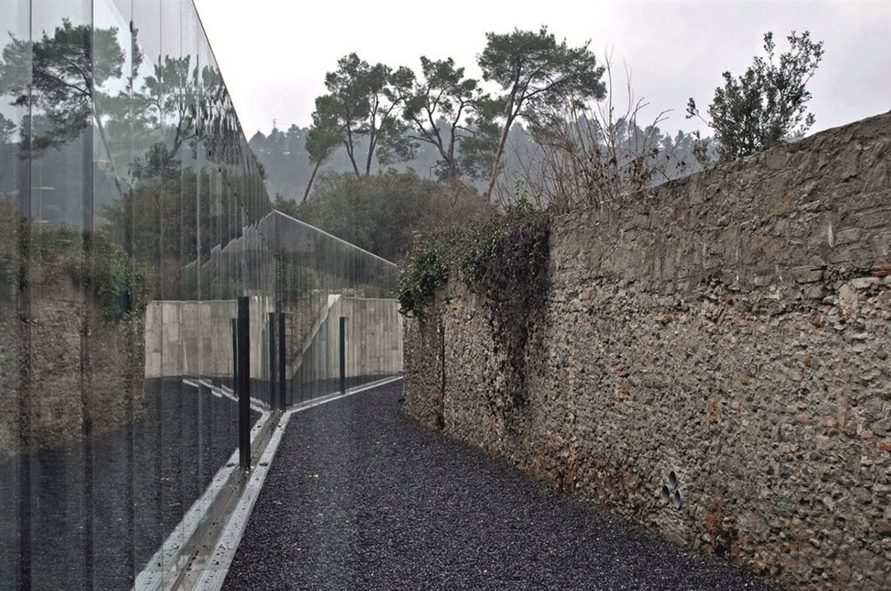 La Funcación Alicia está ubicada junto al monasterio de Sant Benet de Bages (Barcelona). El proyecto arquitectónico es de Lluís Clotet e Ignacio Paricio.