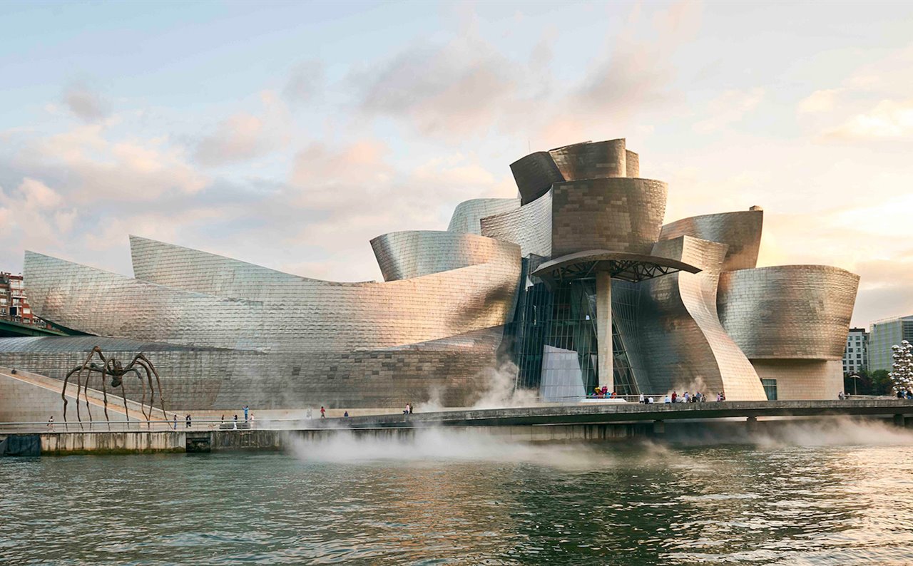 Las sandalias son un homenaje a las formas sinuosas, extravagantes y geniales de los edificios de Frank Gehry. En la imagen, el Museo Guggenheim de Bilbao. 