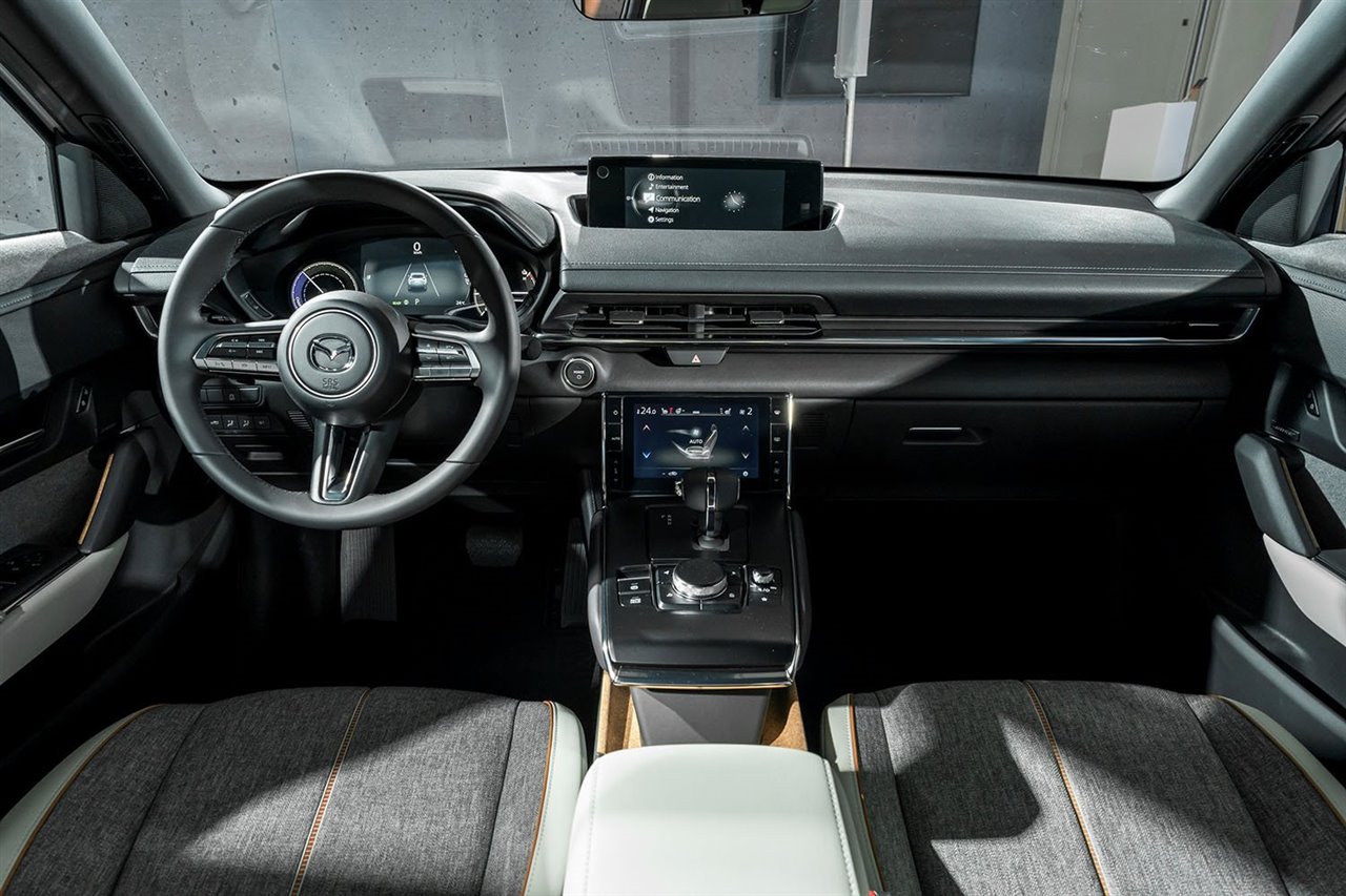  MZD Connect ofrece al conductor pleno control con el sistema de navegación y Bluetooth integrados, además de ser compatible con Android Auto™ y Apple CarPlay®. 