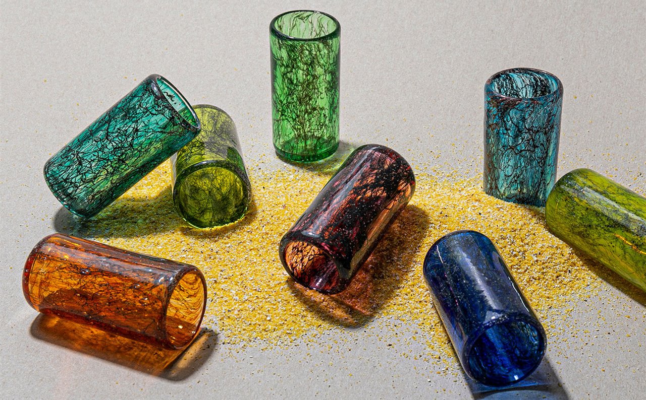 Esta colección de recipientes de vidrio del estudio T Sakhi combina cristal de Murano con hilos metálicos, por lo que no podría reciclarse en el contenedor verde y habría que llevarlos a un punto limpio.