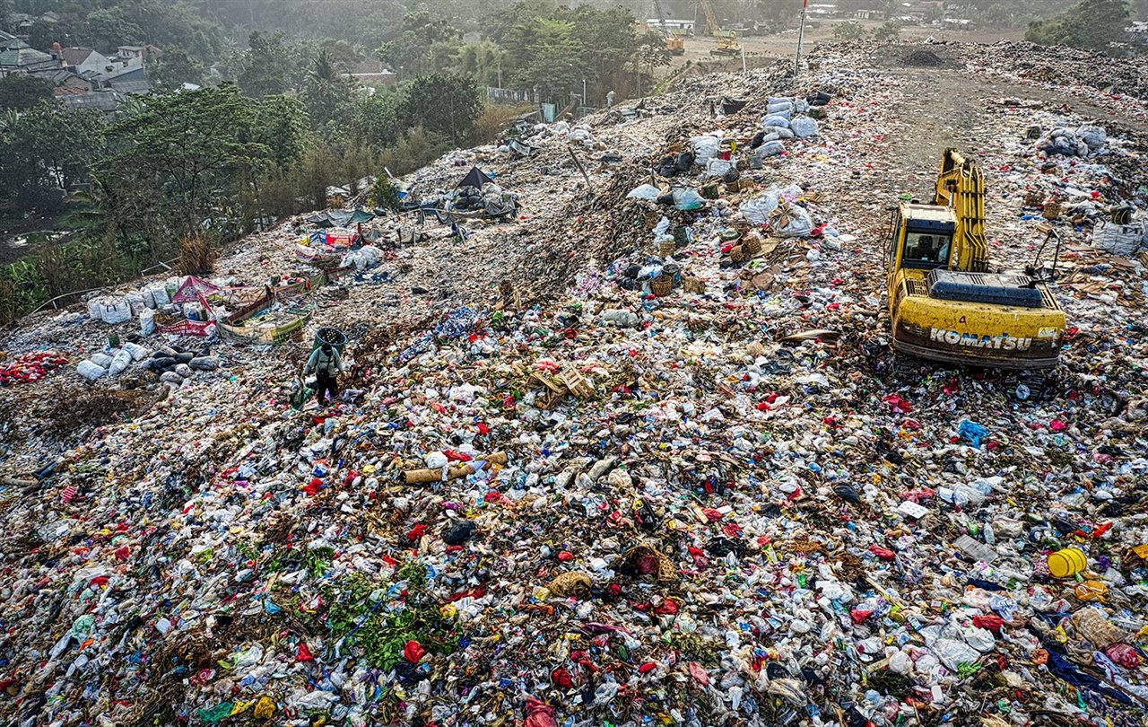 Excavadora en vertedero