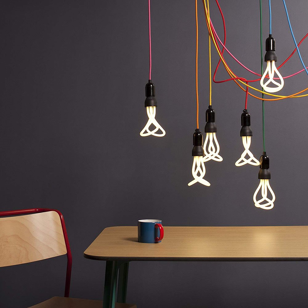 Las lámparas LED -como estas de la marca Plumen- y de bajo consumo contienen sustancias y elementos que deben tratarse de modo especial, por lo que hay que llevarlas a un punto limpio.