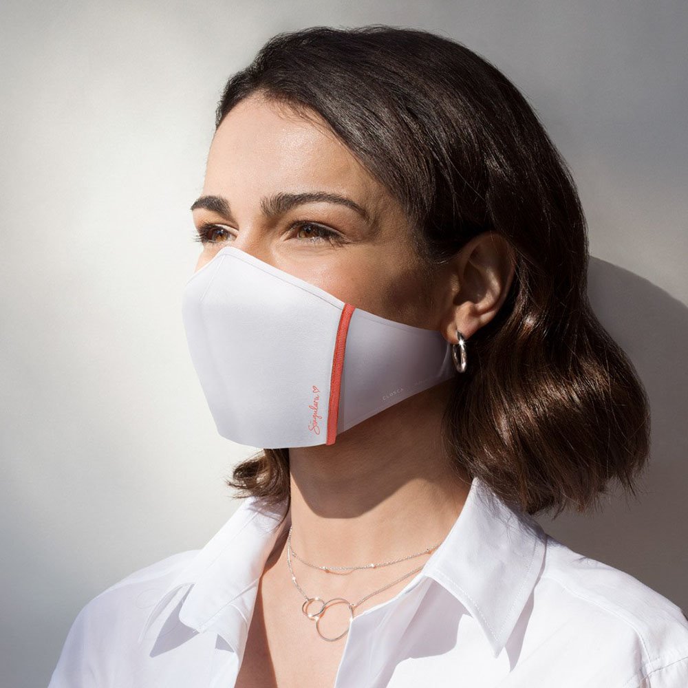 Las mascarillas higiénicas de un solo uso deben depositarse en el contenedor gris de restos. Otra cosa es que adquieras mascarillas reutilizables, como esta de la firma Closca que incluye filtros lavables.