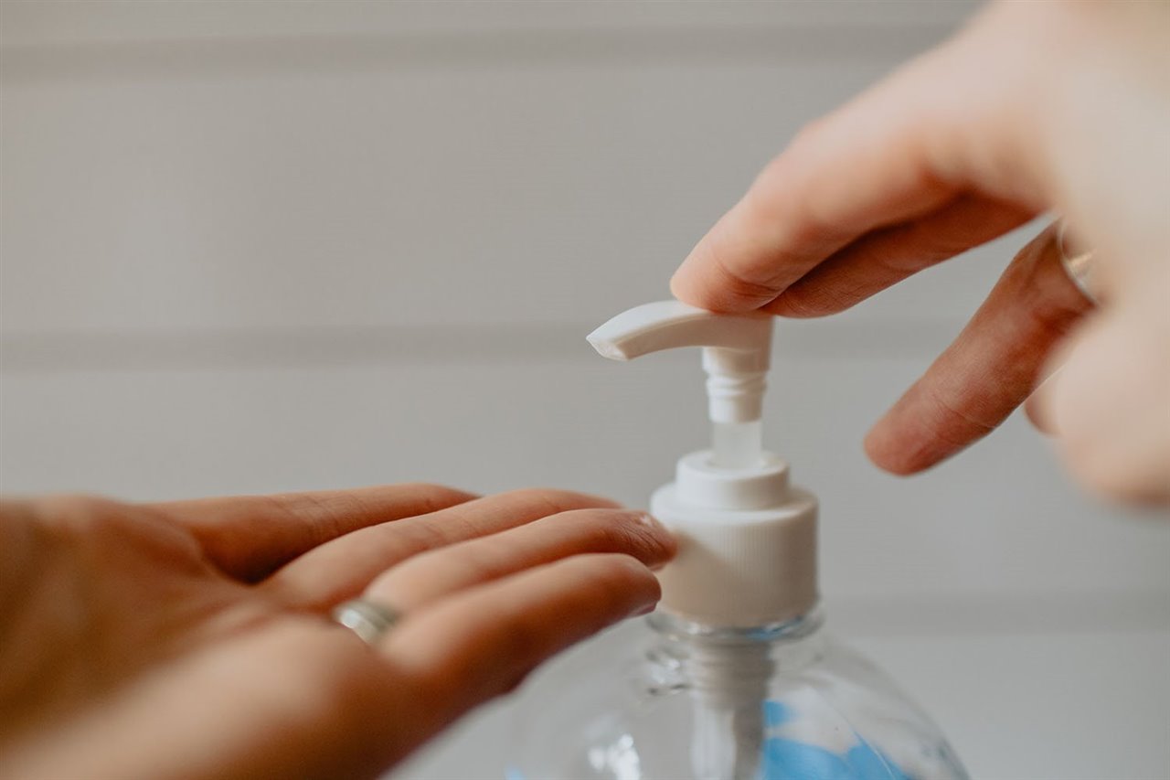 Los envases de plástico de geles hidroalcóholicos que utilizamos para desinfectarnos las manos podemos depositarlos en el contenedor amarillo.