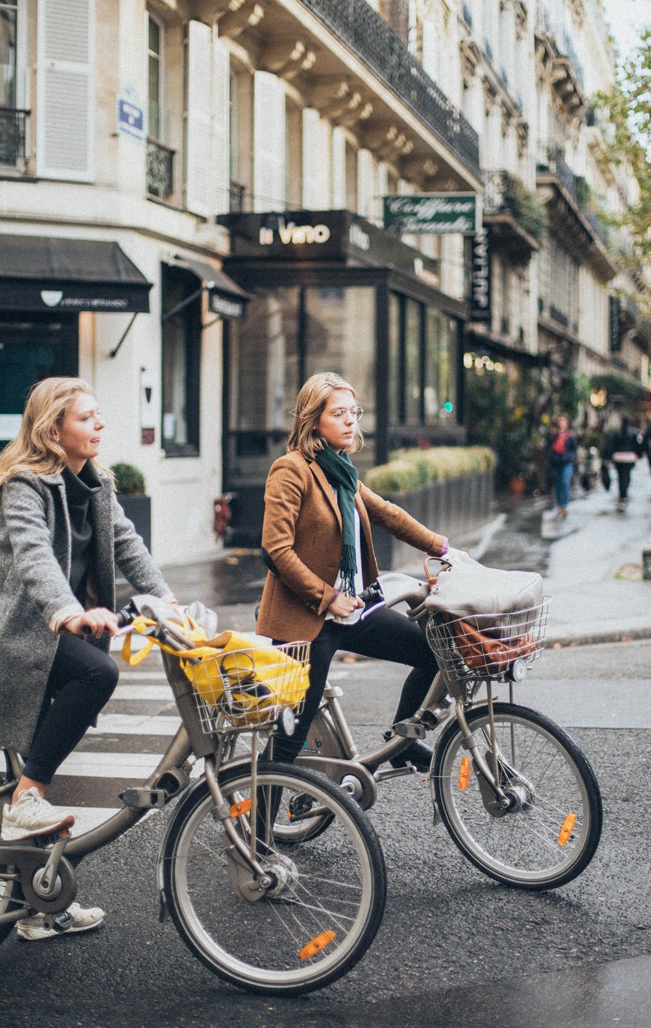 Mujeres montando en bici