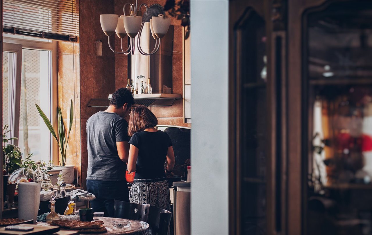 Pareja cocinando en casa