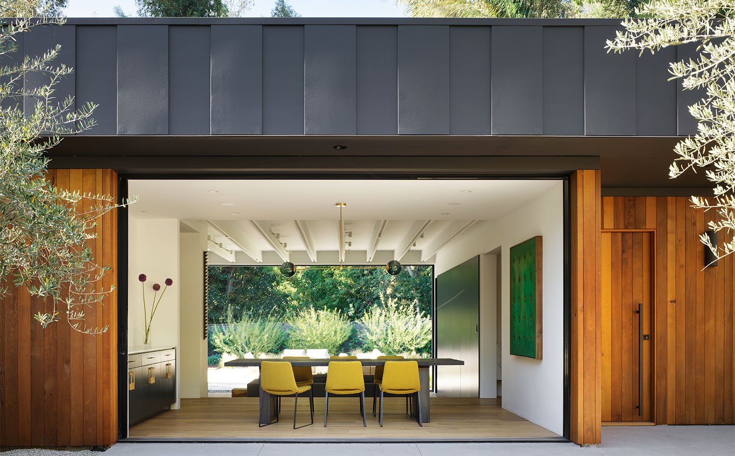 Vista del comedor desde el exterior con fachada revestida de madera