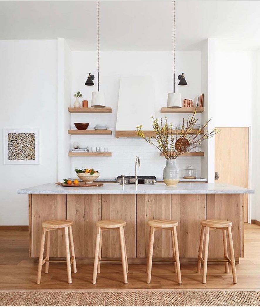 Cocina con bancos de madear y combinada en color blanco