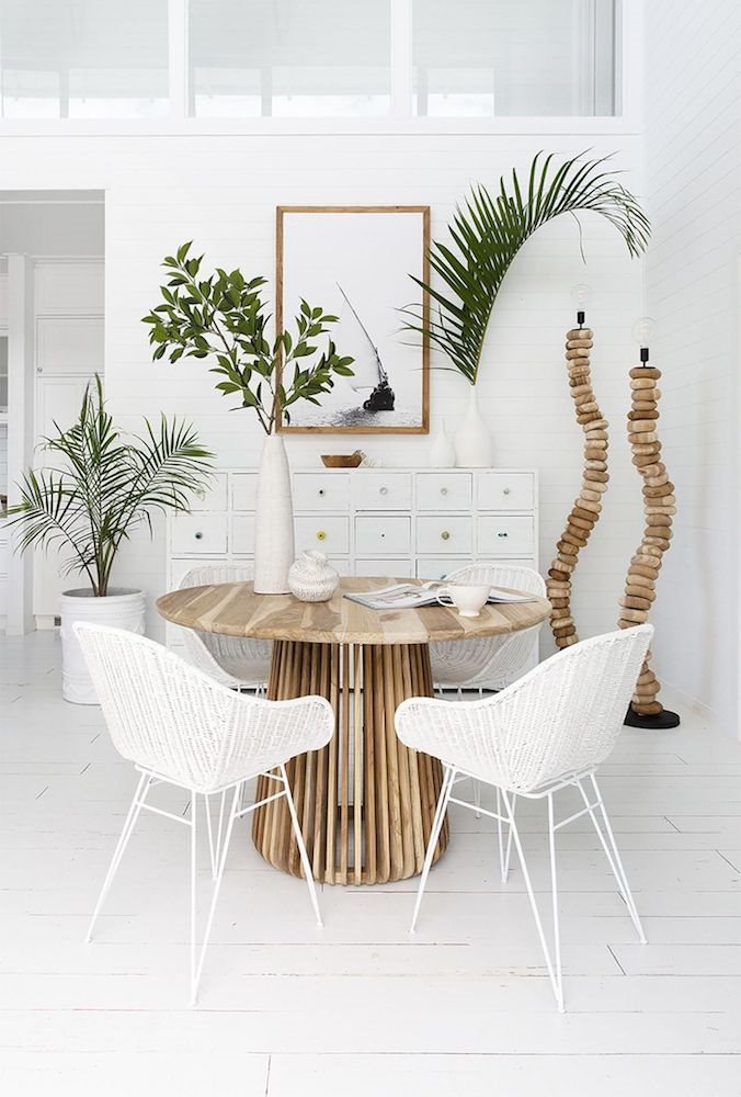 Comedor con sillas de mimbre blancas y mesa de madera lavada