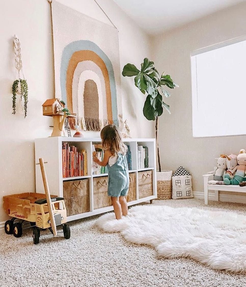 Habitacion infantil con zona de juegos y libros
