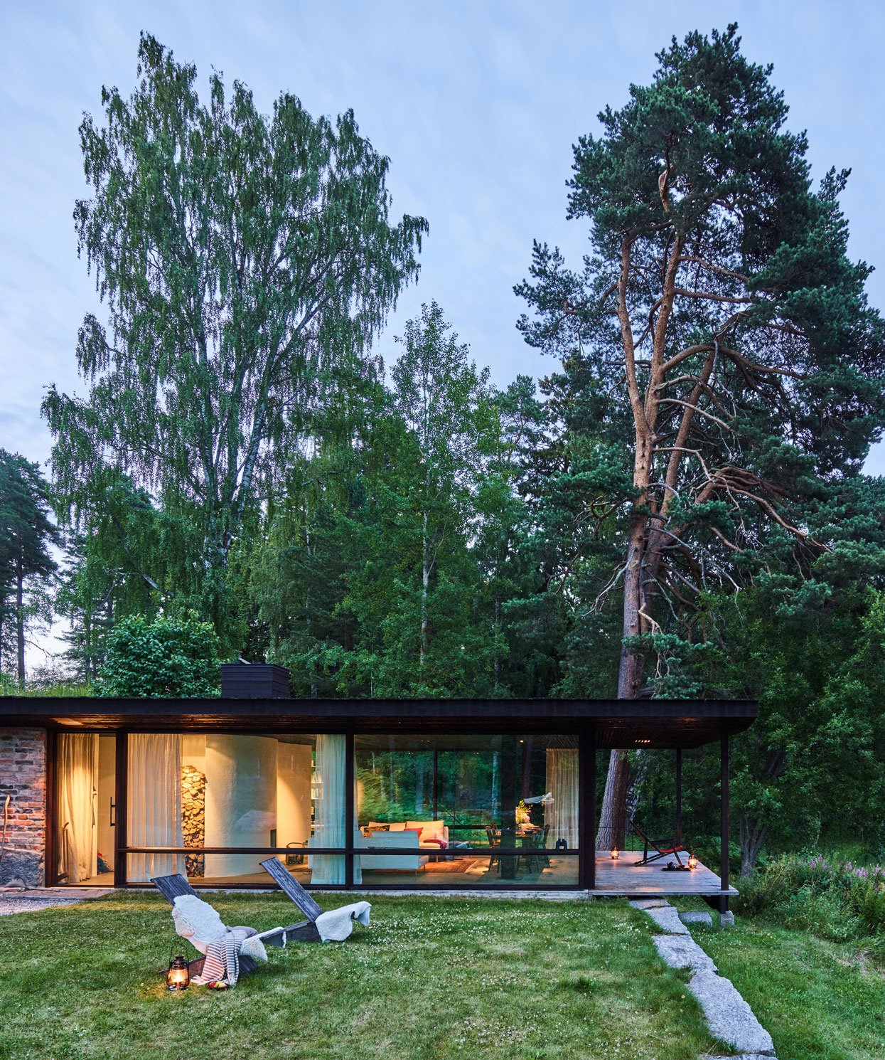 casa moderna en el bosque cesped_00439577 O