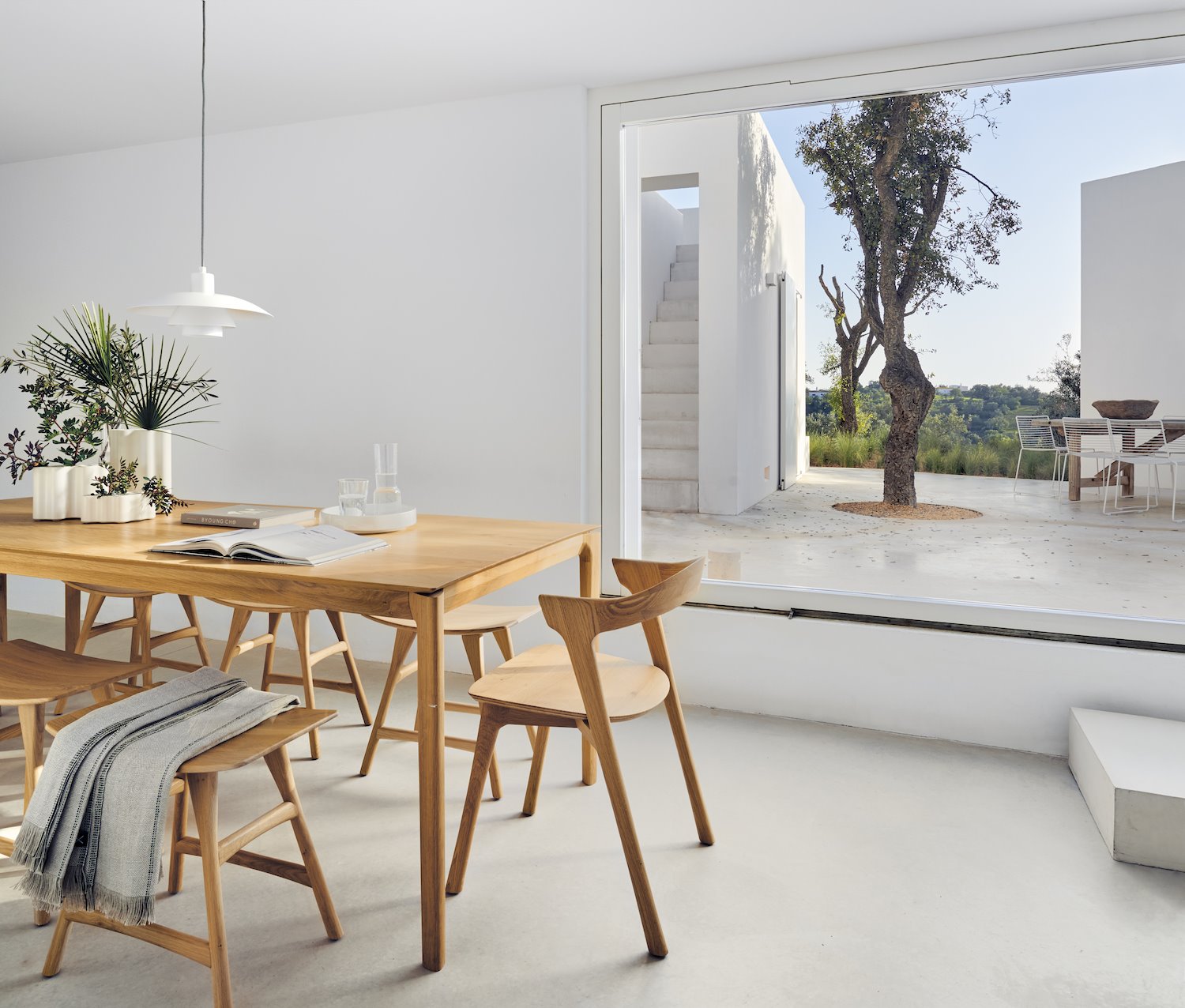 Casa de Pedro Domingos Foto Eugeni Pons comedor blanco con muebles de madera