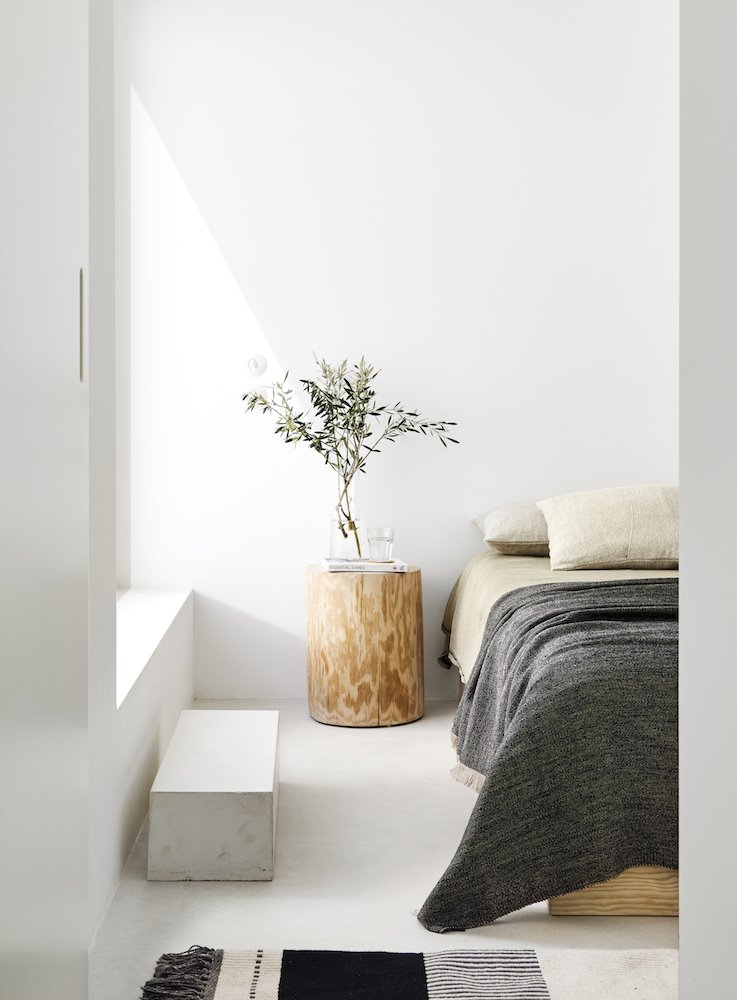 Casa de Pedro Domingos Foto Eugeni Pons dormitorio blanco con muebles de madera