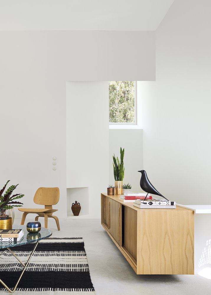 Casa de Pedro Domingos Foto Eugeni Pons Salon blanco con muebles de madera