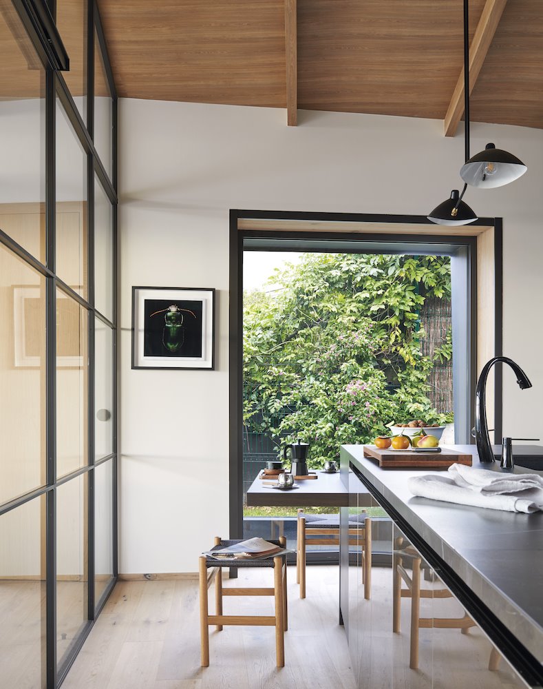 Cocina con ventanas proyecto de Lourdes Treviño de Freehand Architecture Foto Eugeni Pons