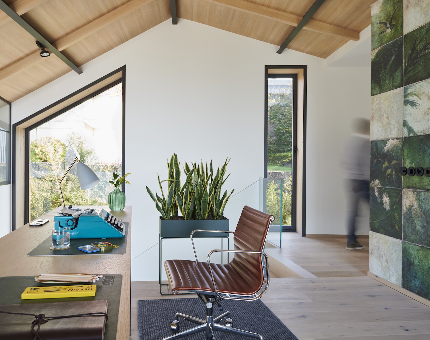 Estudio con techo a dos aguas ventanas proyecto de Lourdes Treviño de Freehand Architecture Foto Eugeni Pons
