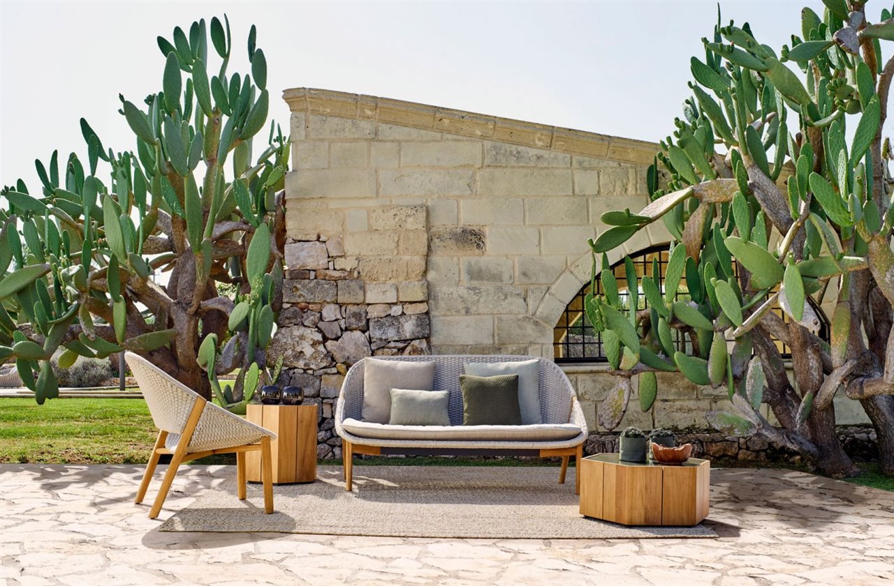Además de la butaca, la familia Elio cuenta con un sofá y sillas. Un mobiliario que invita a relajarse y que es perfecto tanto en la terraza como en el jardín. 