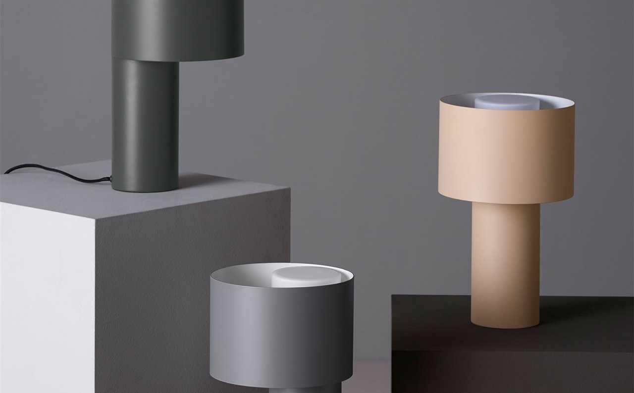Verde oscuro, gris y rosa son los tres colores en los que se presenta la lámpara Tangent de Woud. 