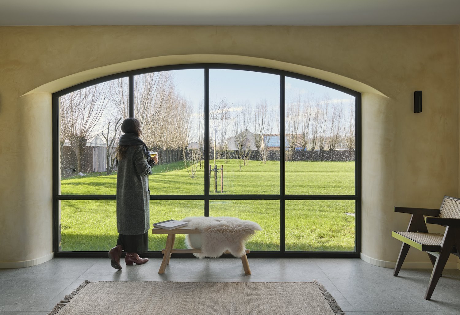 Salon con ventanal proyecto de Juma Architects foto Eugeni Pons