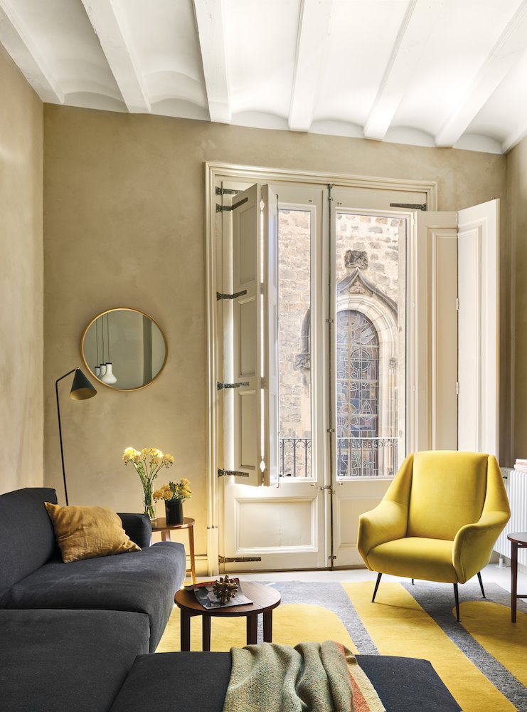 Salon con ventanas y alfombra amarilla proyecto de Georg Kayser foto Eugeni Pons