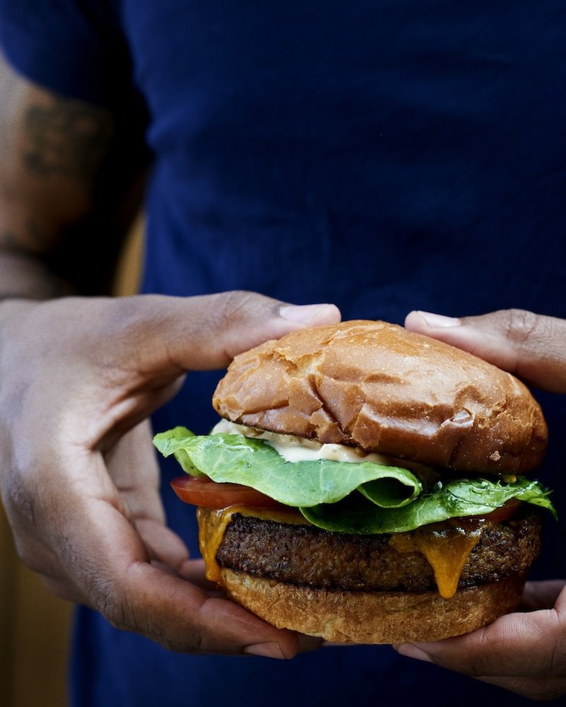 La famosa hamburguesa con queso de Noma. Hasta que la situación lo permita, Noma abre el jueves 21 de mayo, en horario de 13:00 a 21:00 horas y de jueves a domingo, como bar de vinos y de hamburguesas para llevar. 