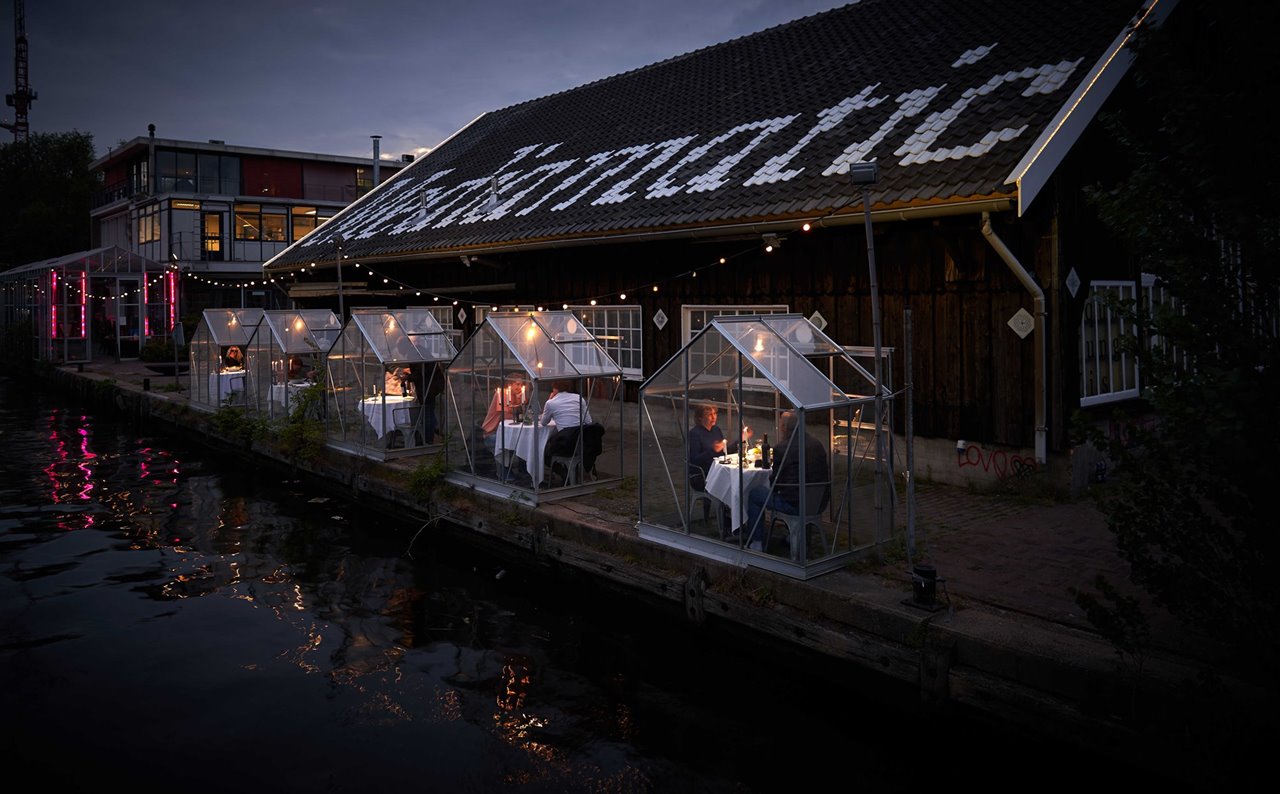 La terraza del Mediamatic ETEN se encuentra junto al canal Oosterdok de la capital neerlandesa, a escasos metros de la estación central de Ámsterdam.