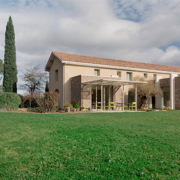 Esta granja sin personalidad ha pasado a ser una casa de campo moderna 