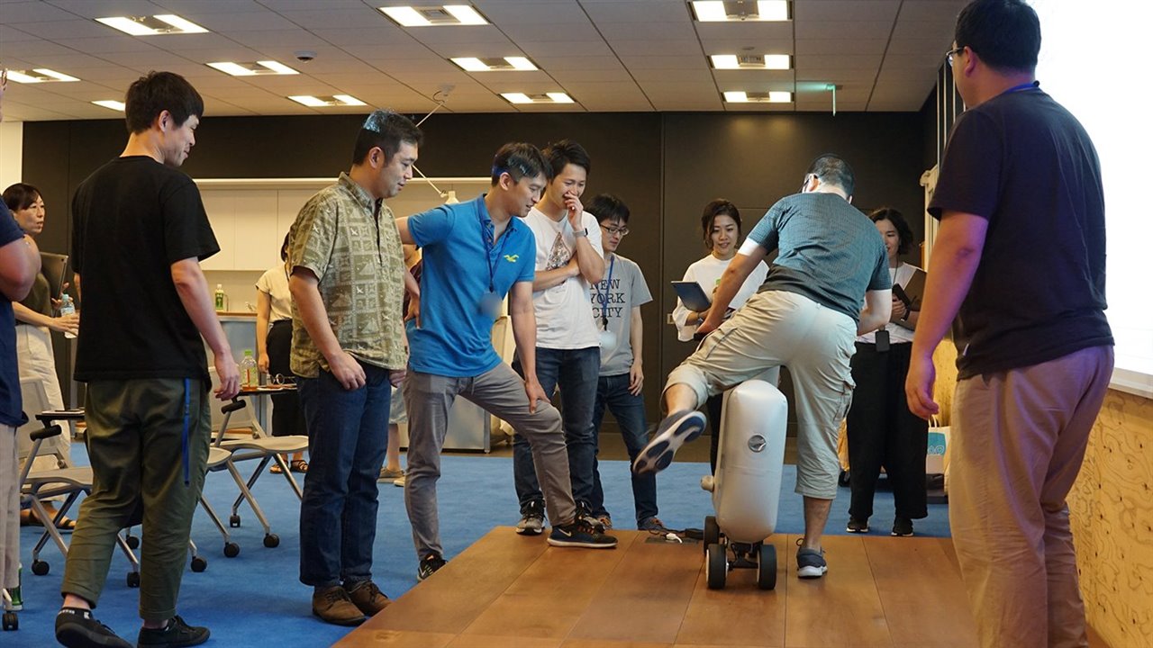 La moto se presentó el pasado mes de agosto en el Tokyo Robot Collection, un proyecto organizado por el gobierno municipal de Tokio, y se sometió a pruebas por parte de usuarios normales.