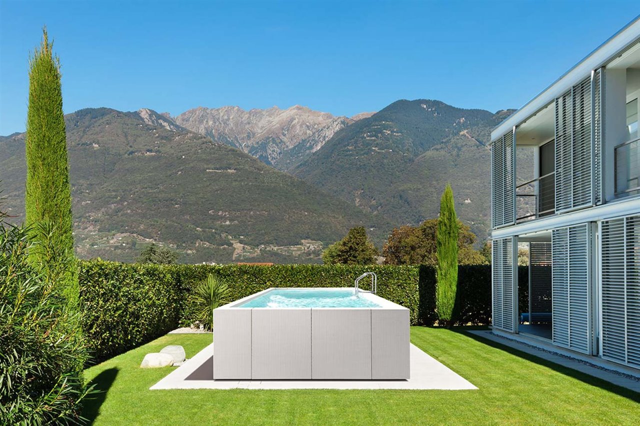 La piscina elevada Laghetto Dolcevita responde a la demanda de un público que busca mobiliario exterior elegante y de diseño.