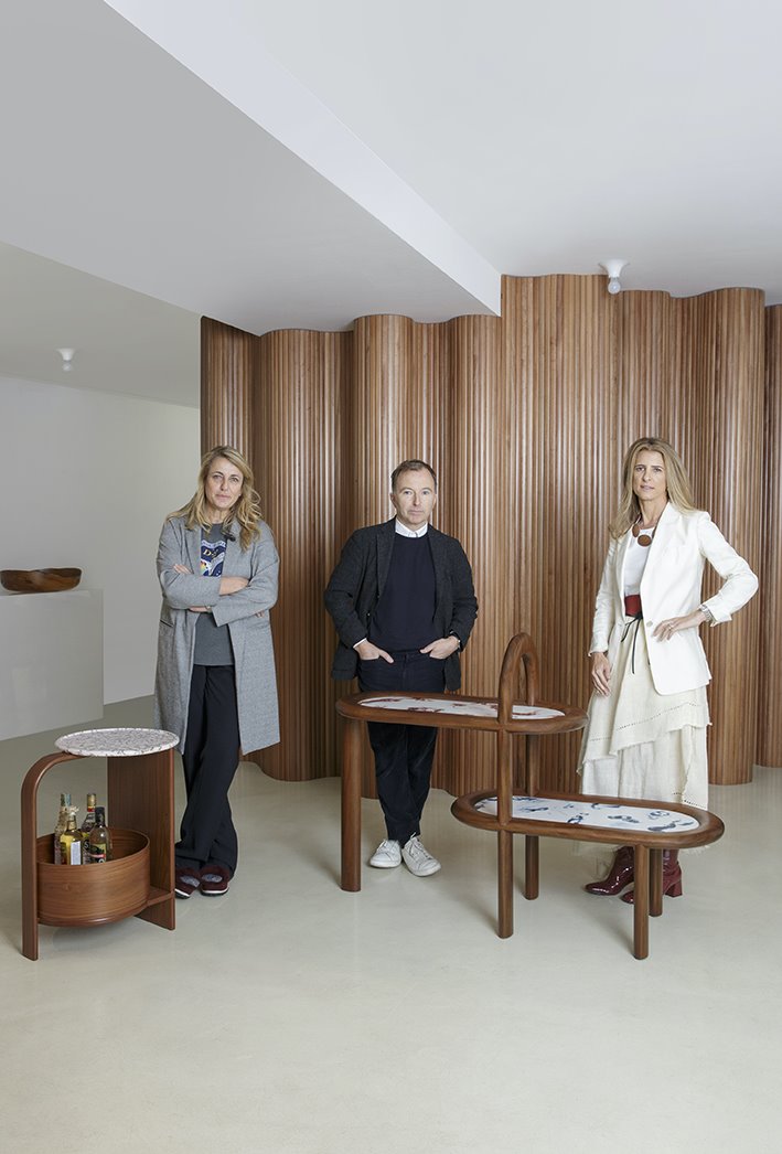 Patricia Urquiola, Tony Chambers y Lissa Carmona, junto a los muebles que ha diseñado Urquiola, empleando madera de la selva amazónica. 