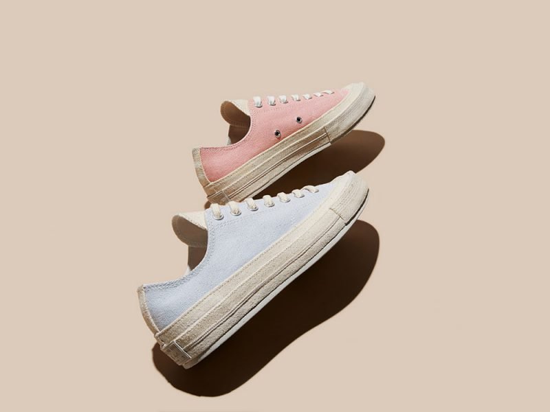 Las famosas zapatillas se caracterizan por incluir la insignia de la estrella de la compañía, la suela de goma All Star, la punta redondeada lisa y la tira envolvente.